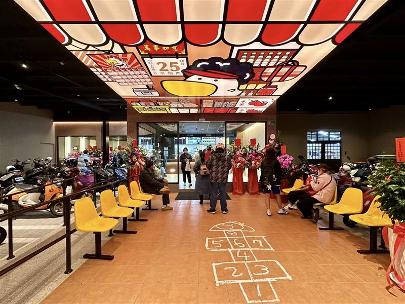 丹丹漢堡台南大灣店9日新開幕，裝潢的別有一番風味。（圖／翻攝自台南式臉書）