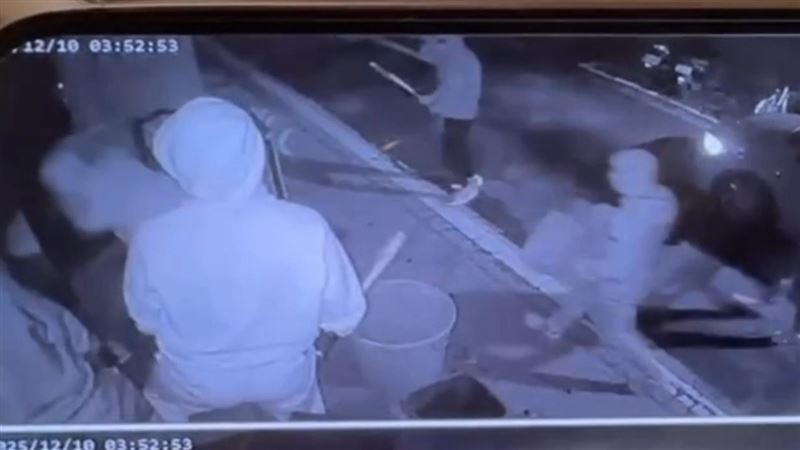 台北大安區仁愛路「海派私房菜」餐廳，突遭數名陌生男子持球棒砸店。（圖／翻攝畫面）