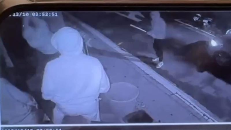 台北大安區仁愛路「海派私房菜」餐廳，突遭數名陌生男子持球棒砸店。（圖／翻攝畫面）