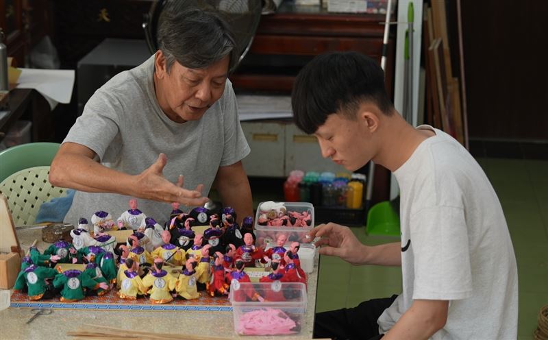 （冠旻與紙糊師傅王旭昇製作紙藝品／寶島神很大提供）