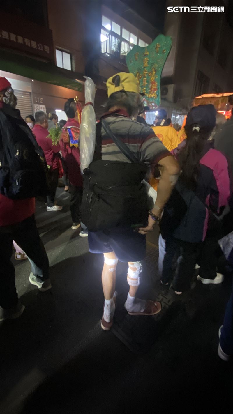 白沙屯勇伯現身青山王暗訪,慢慢跟著青山王走。(圖/寶島神很大)