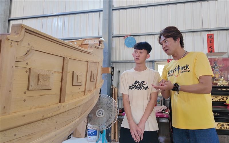 （冠旻介紹大義宮王船構造給大堡／寶島神很大提供）