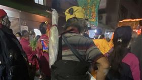 白沙屯勇伯現身青山王暗訪，慢慢跟著青山王走。（圖／寶島神很大）