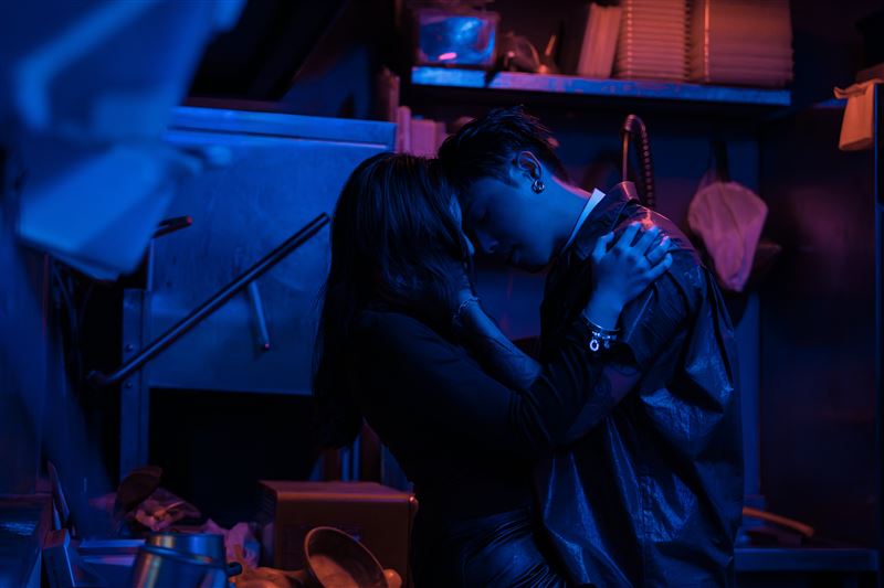 HowZ在MV中與女主角躲進廁所偷情,令他臉紅心跳。(圖/皓室創意Light House提供)