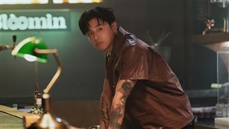 HowZ甘願成小王　不顧正宮「躲廁所偷情」