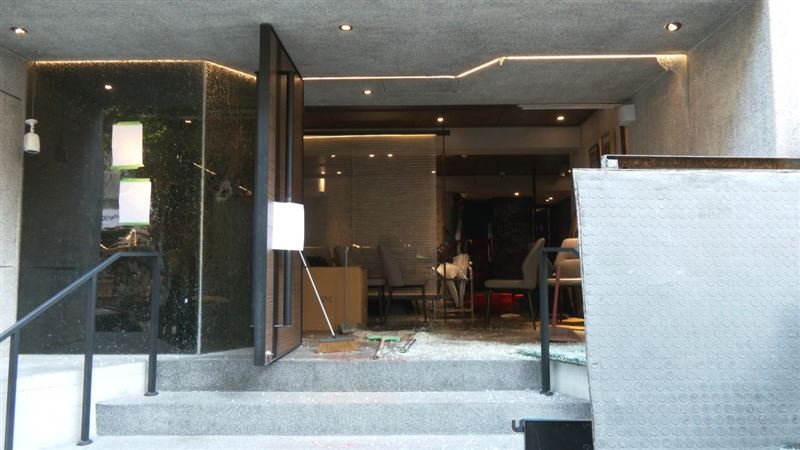 台北「海派私房菜」餐廳凌晨遭砸店。（圖／翻攝畫面）