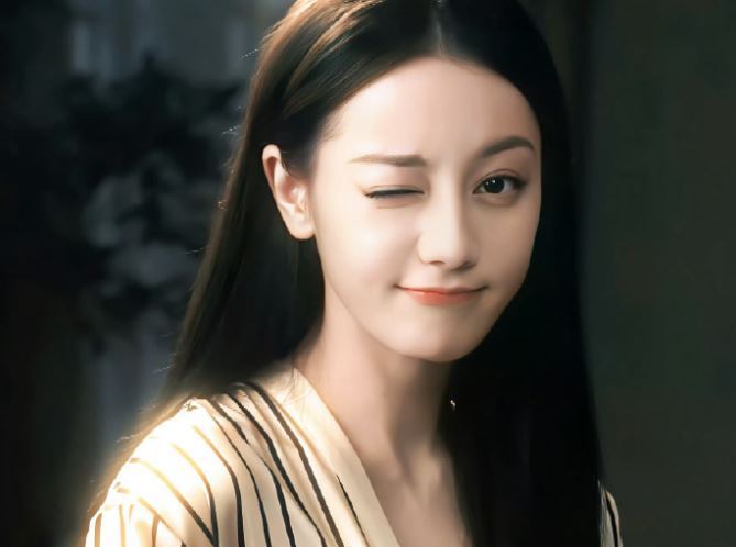 網友覺得迪麗熱巴的動作與外貌似乎與以往大不相同，引起熱烈討論。（圖／翻攝自微博）