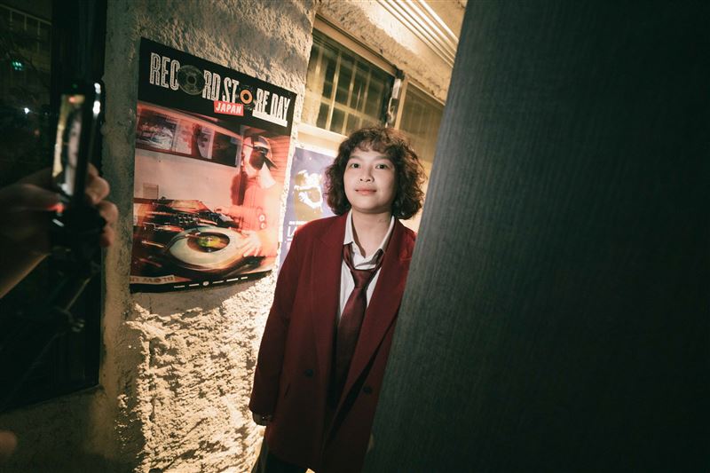 JOYCE就以斯推出首張專輯《才華換桃花 Talent Flower》。(圖/放飛音樂提供)