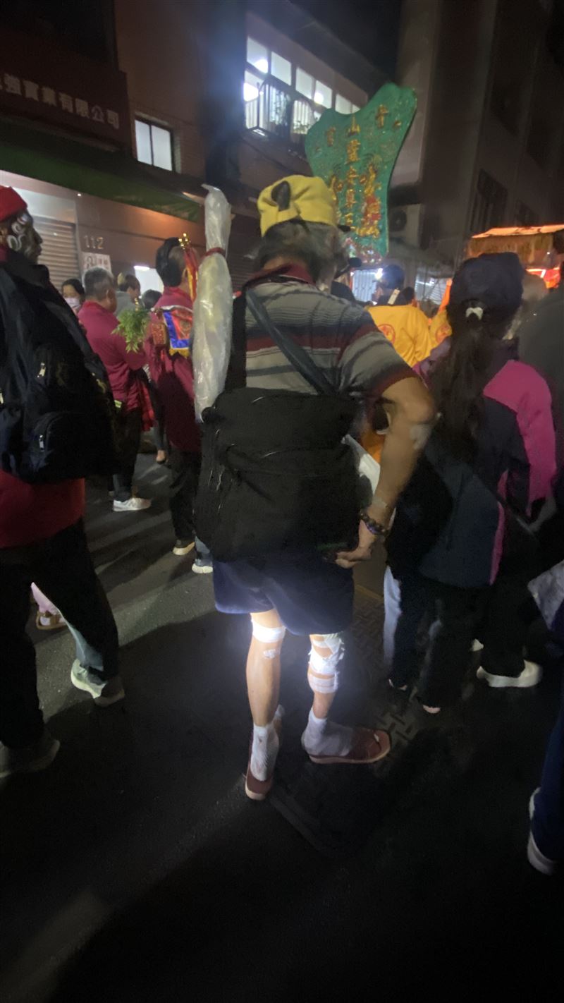 白沙屯勇伯再現！跟著青山王慢慢走，網友喊：鋼鐵直男轎班太暖了