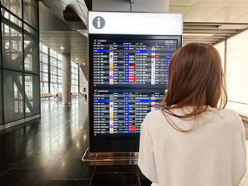 新的FIDS系統採用大字體、清晰色彩對比及統一資訊排列方式，方便各國旅客輕鬆閱讀。（圖／桃園電子報提供）