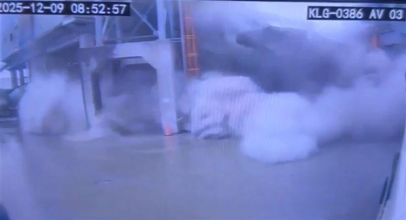 水泥槽倒下瞬間塵土飛揚。（圖／翻攝畫面）