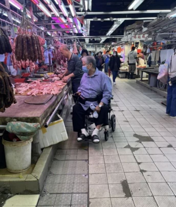 洪金寶多次被拍到行動不便。（圖／翻攝自微博）