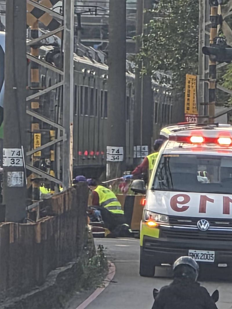 133次新自強號，今（10日）發生撞擊事故。（圖／翻攝自內壢大小事）