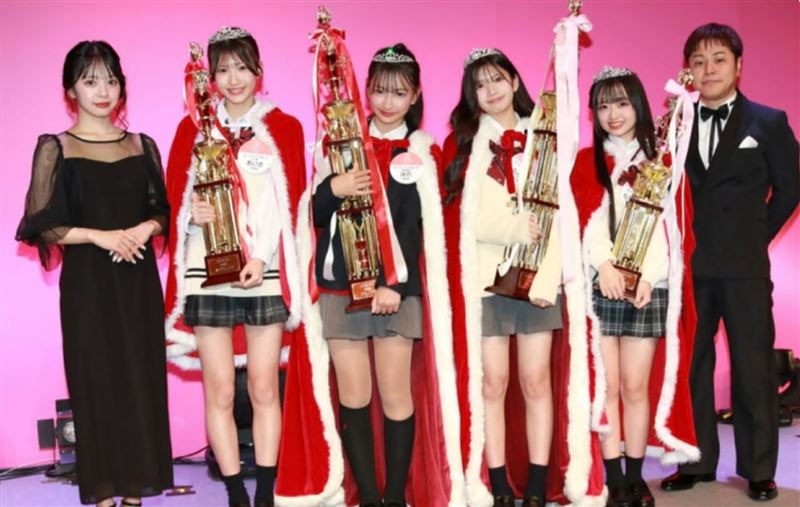 南里(右三)先是得到「SNOW賞」,一度以為與最高榮譽無緣。(圖/翻攝自modelpress IG)