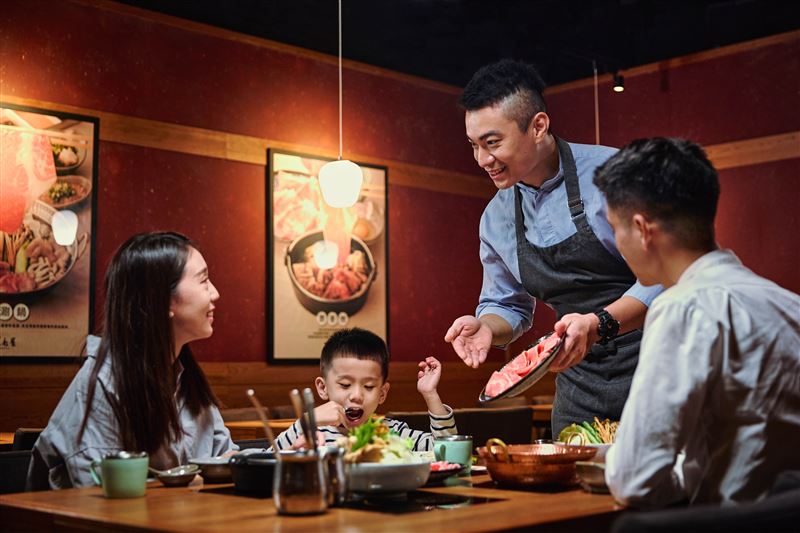 政府普發萬元助攻買氣，乾杯（1269）11月營收達3.92億元、年增11.71%，改寫同期新高。乾杯集團新品牌「牛舌佑介」將於12月21日開幕迎賓，鎖定平價日式定食市場。（圖／乾杯提供）