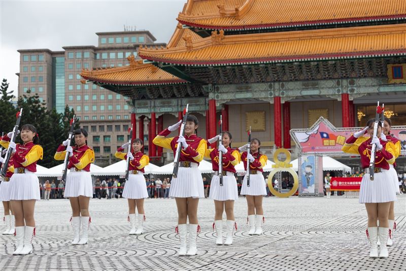 「紅色薔薇」國立屏東女子高級中學儀隊。（圖/屏東縣政府文化處提供）