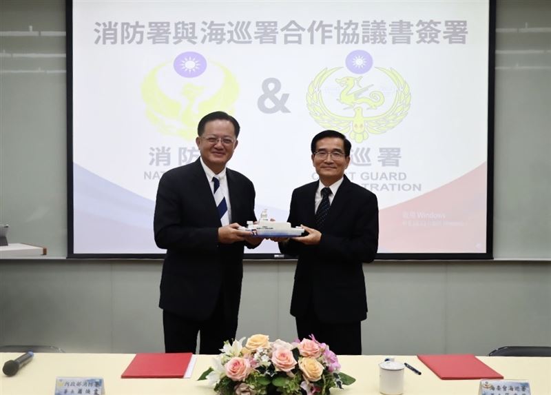 海巡署致贈消防署禮品（淡水艦600噸安平級船模紀念酒）