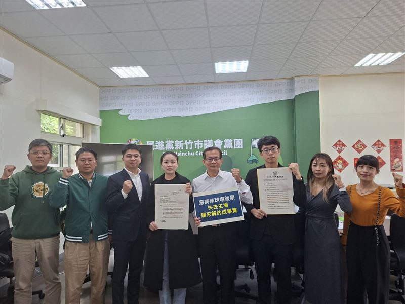 新竹市民進黨團今（10日）出示公文，指出龍來公司早就提出解約要求。（圖／新竹市議會民進黨團提供）