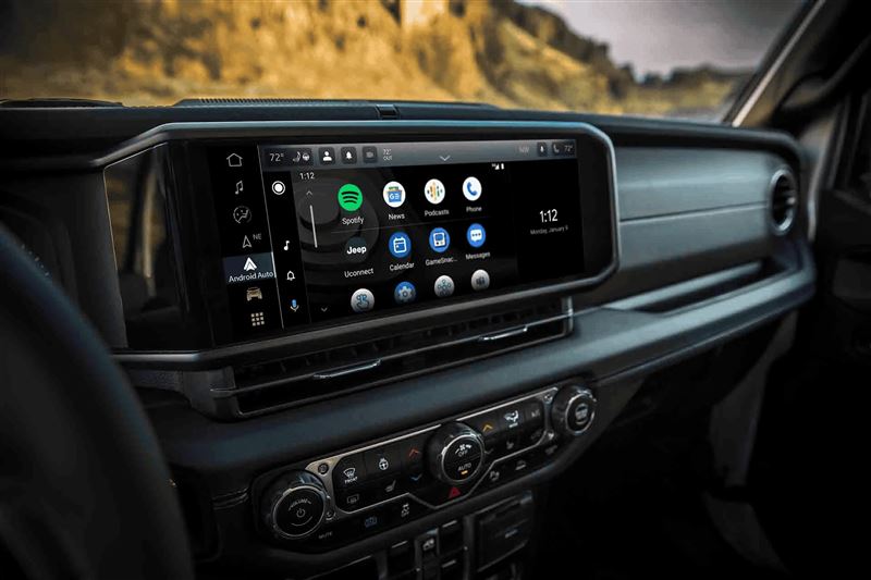 12.3吋HD觸控螢幕搭載Uconnect系統，支援無線Apple CarPlay與Android Auto。（圖／翻攝JEEP網站）