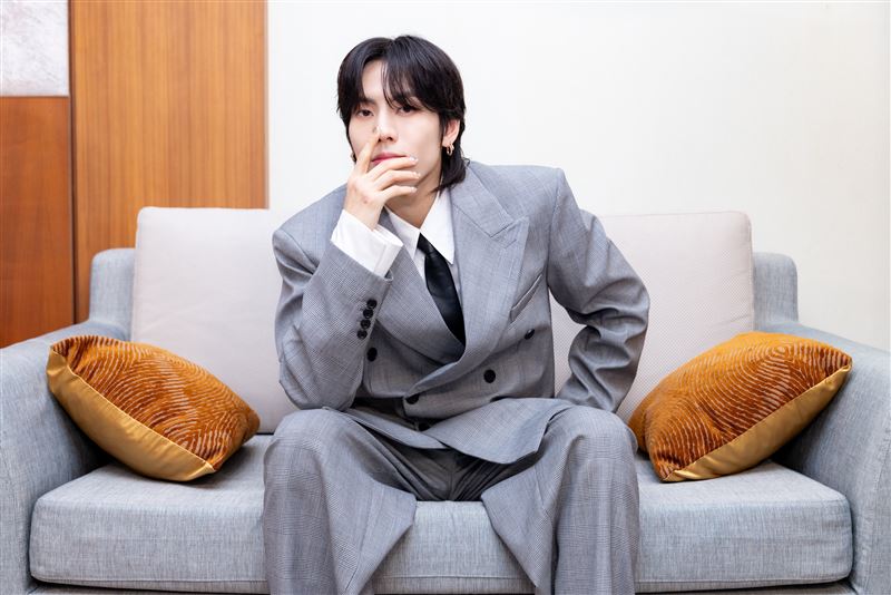 東雨為了錄製〈SWAY〉中文版，從零開始學中文。（圖／COME ON JKSSP提供）