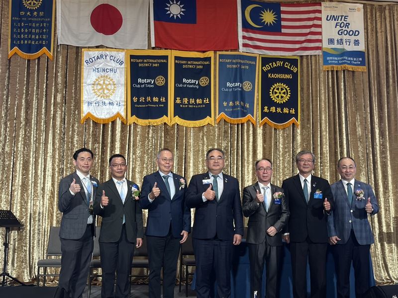 新竹扶輪社偕同台灣扶輪鎏金聯盟、國際扶輪3501地區新竹區第一分區各社，9日舉辦「竹東高中國際青少年交流營社會服務捐贈儀式」。（圖／翻攝畫面）