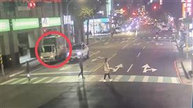 卓男找搬家公司將弟弟家洗衣機、床頭櫃及床架等物搬走。（圖／翻攝畫面）