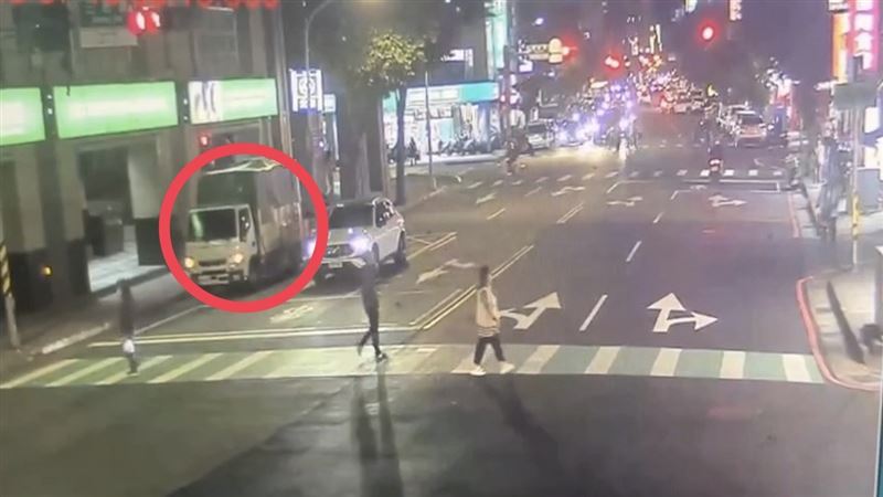 卓男找搬家公司將弟弟家洗衣機、床頭櫃及床架等物搬走。（圖／翻攝畫面）