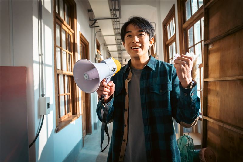 初孟軒飾演劇團導演,希望能帶領團員一起找到生路。(圖/風暴國際股份有限公司提供)