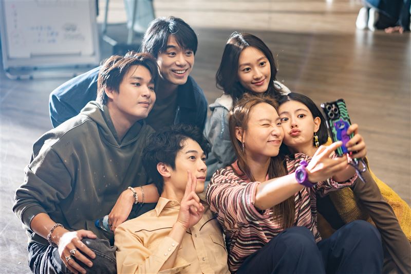 初孟軒(後排左二)原本與安俊朋、顏廷儒(前排左起)、李雪和陳昱廷和飾演前女友的顏瑀晴(後排右)共組劇團,卻面臨女友談分手。(圖/風暴國際股份有限公司提供)