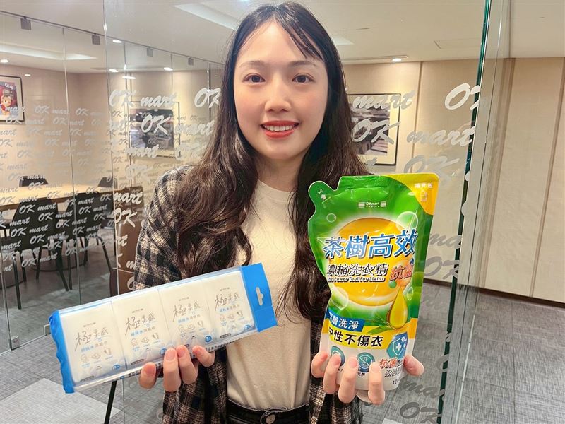 OKchoice 極柔感超純水濕紙巾、OKchoice 茶樹高效濃縮洗衣精。(圖/品牌業者提供)