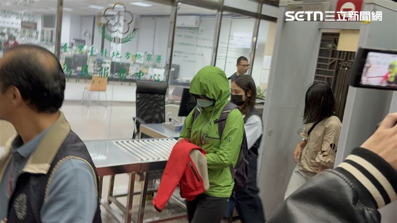 太子集團案第4波搜索，拘提一傅姓女子到案。（圖／記者楊佩琪攝）