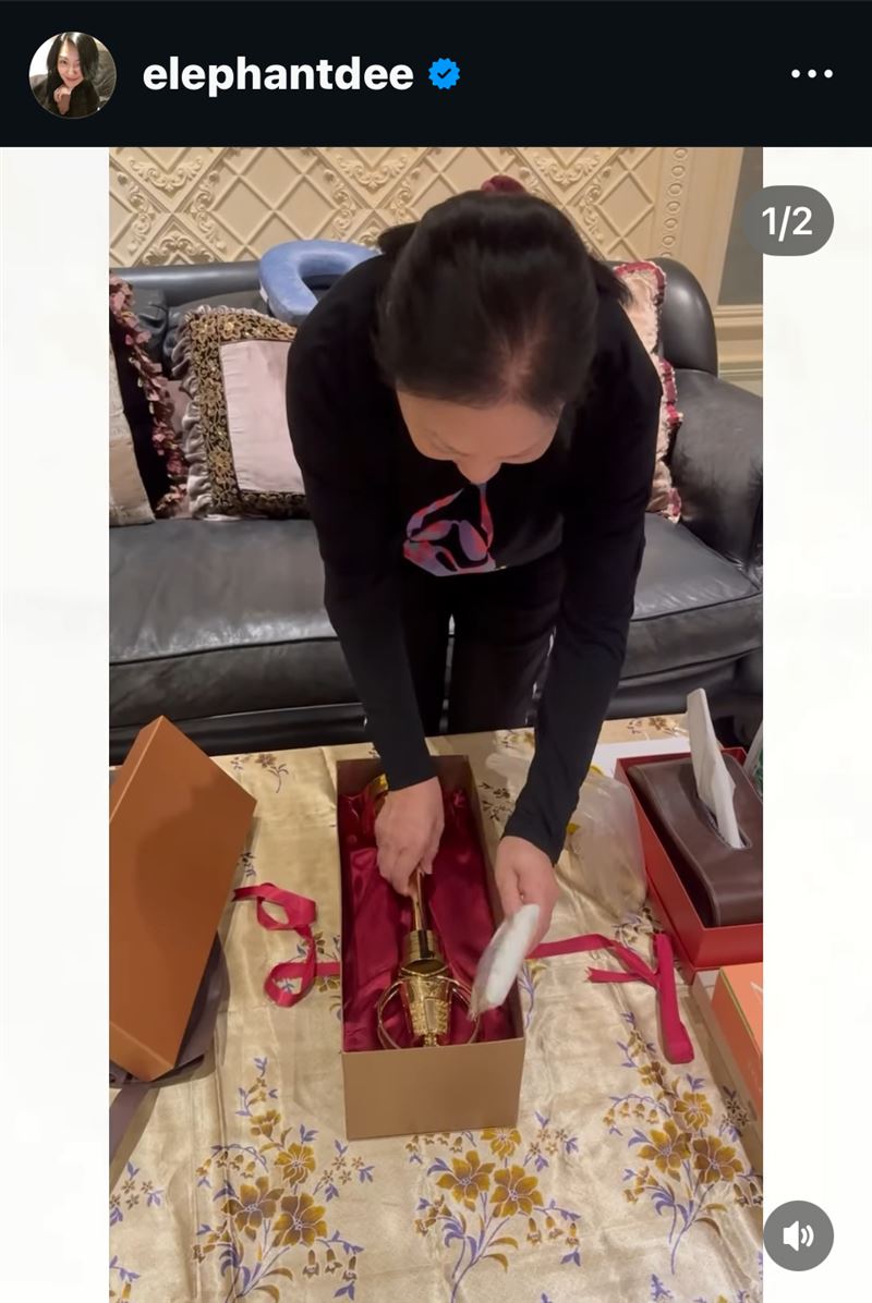 小S發布徐媽媽拿到金鐘獎盃,並曬出一家四口合照。(圖/翻攝自小S IG )