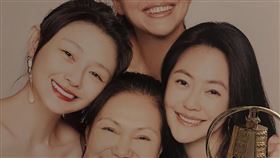 小S發布徐媽媽拿到金鐘獎盃，並曬出一家四口合照。（圖／翻攝自小S IG )