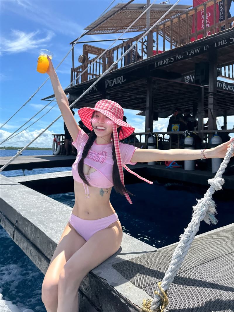 林襄菲律賓宿霧度假自在解放,好身材一覽無遺(圖/翻攝自IG @95_mizuki)