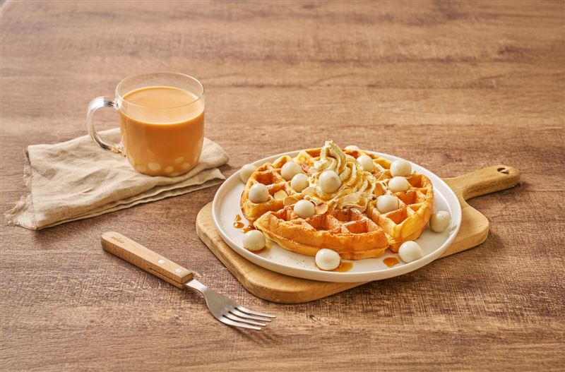 怡客咖啡嚴選桂冠湯圓推出限定甜品。(圖/品牌業者提供)