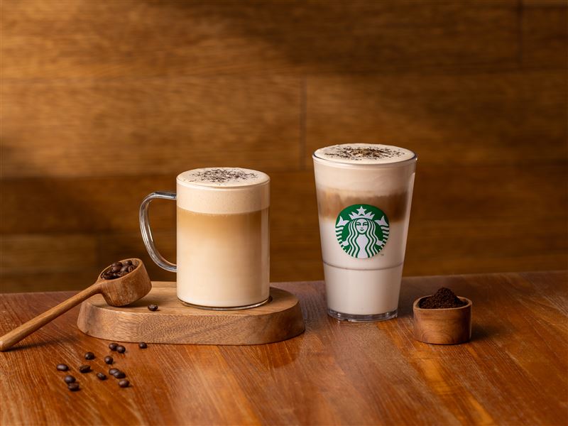 星巴克「濃萃義式厚那堤」12月15日上市,提供冰熱版本。(圖/品牌業者提供)