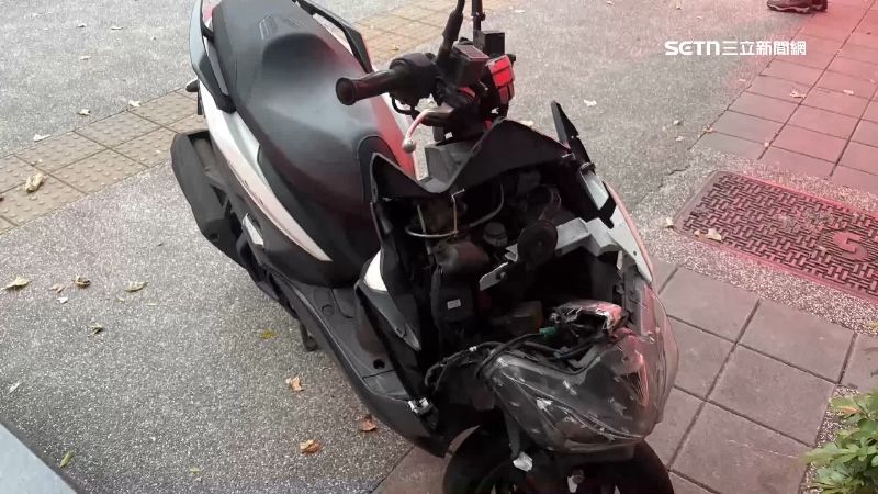 白色機車殘破不堪