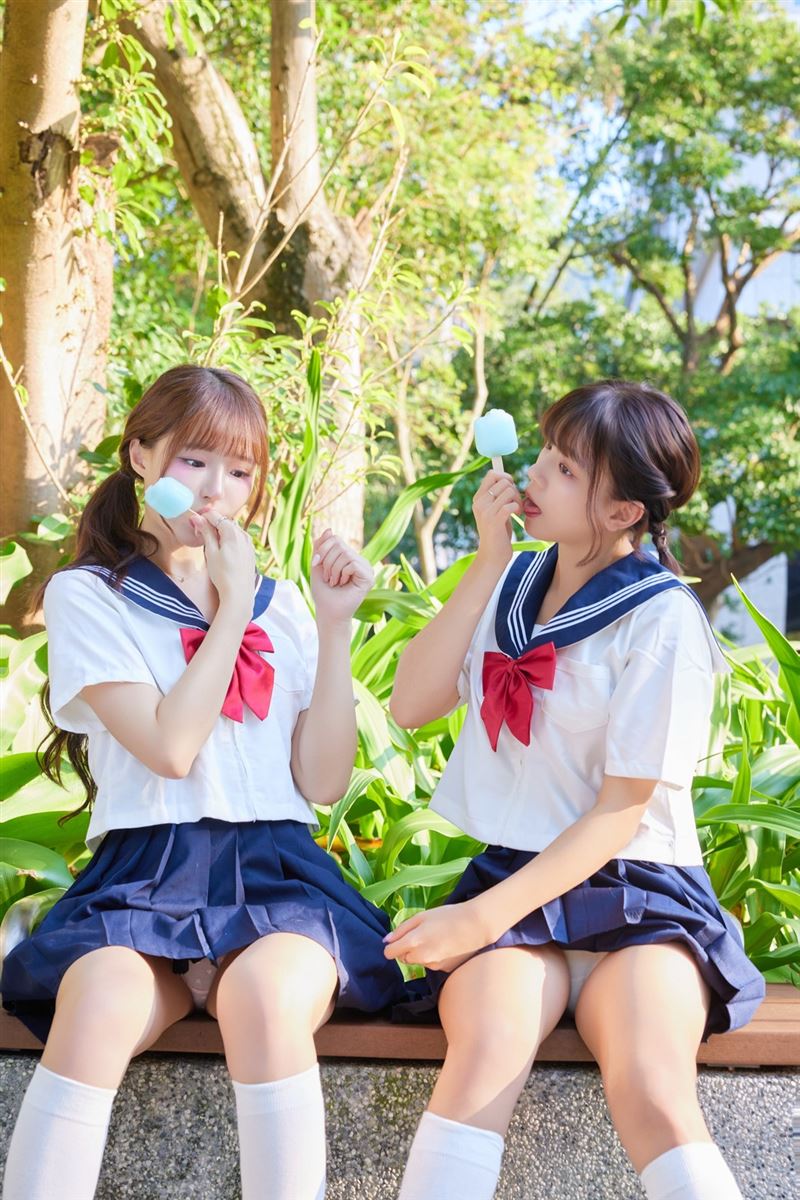 元元與琦琦(右)兩人穿高中水手服舔冰棒。(圖/元元授權提供,未經同意請勿轉載)
