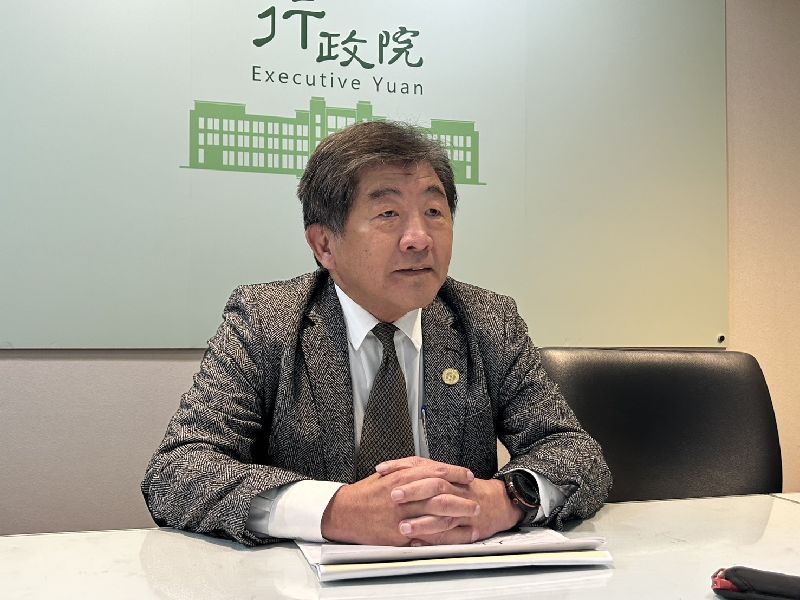 行政院政務委員陳時中10日在行政院記者室向媒體說明，衛福部將啟動組織改造以及提出人工生殖法部分條文修正草案等