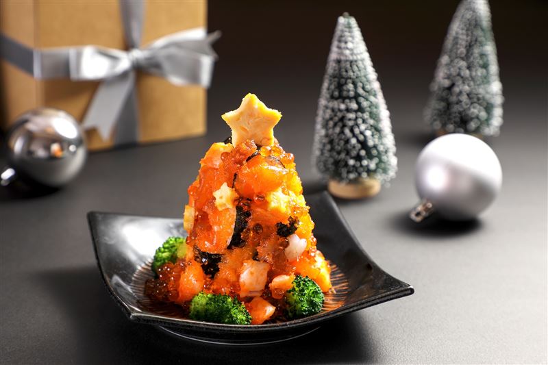 合點聖誕壽司集結鮪魚、鮭魚、甜蝦、鮭魚卵、飛魚卵等10種豐盛食材。(圖/合點壽司提供)