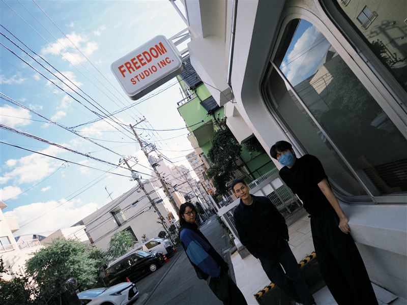 阿奎(中)挑戰三線作戰,被小玉(右)戲稱是「極限體能王」。(圖/相信音樂提供)