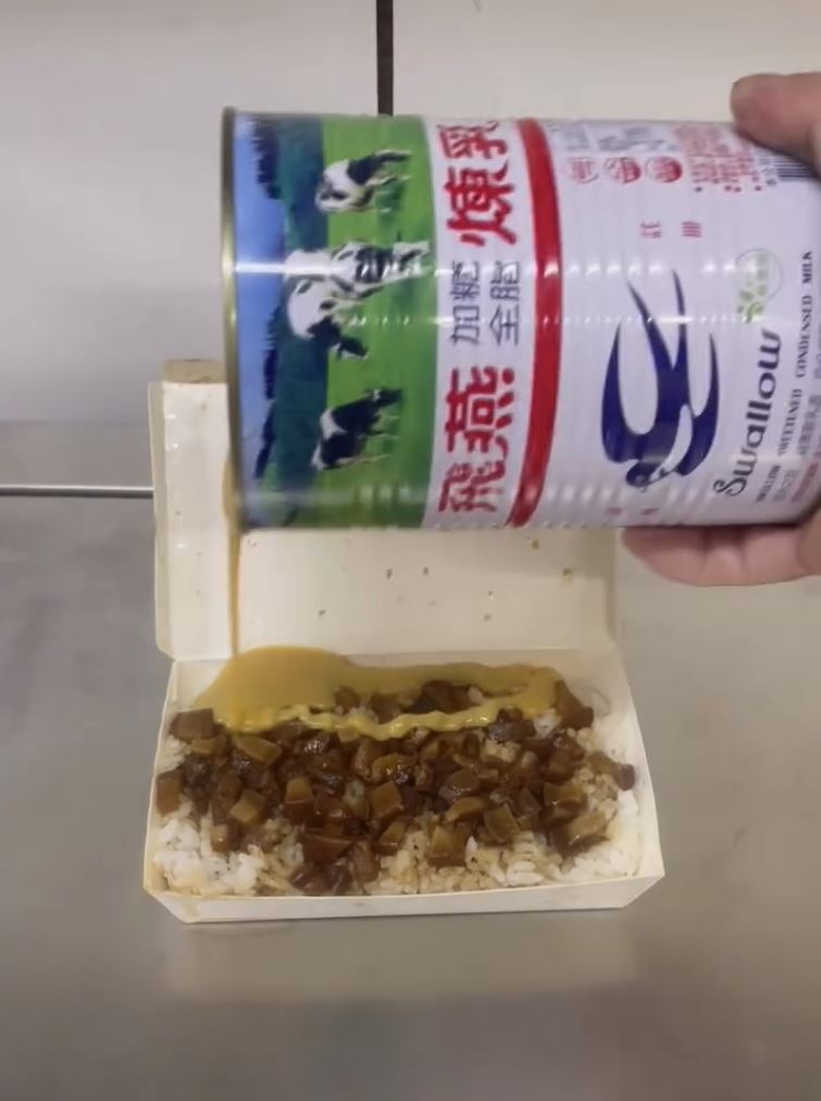 網友在滷肉飯上豪邁淋上煉乳。(圖/翻攝自Threads @chen_g_7)