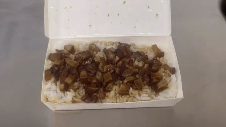 網友在滷肉飯上淋上煉乳引發熱議。(圖/翻攝自Threads @chen_g_7)