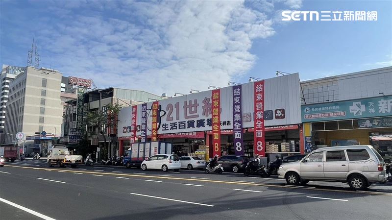 21世紀生活百貨廣場天祥店將於本月21日熄燈,目前全館8折出清中。(圖/台灣房屋提供)