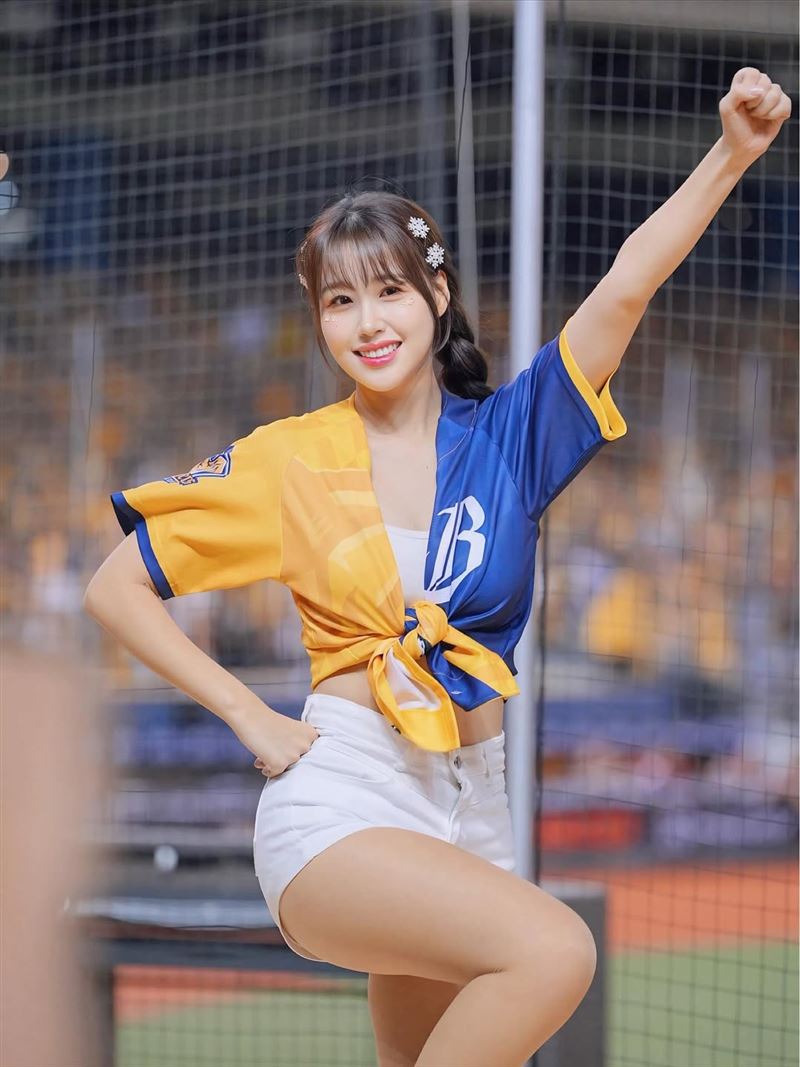 韓籍啦啦隊女神金渡兒,加入中信兄弟後擄獲大批支持者(圖/翻攝自IG @doa_1224)