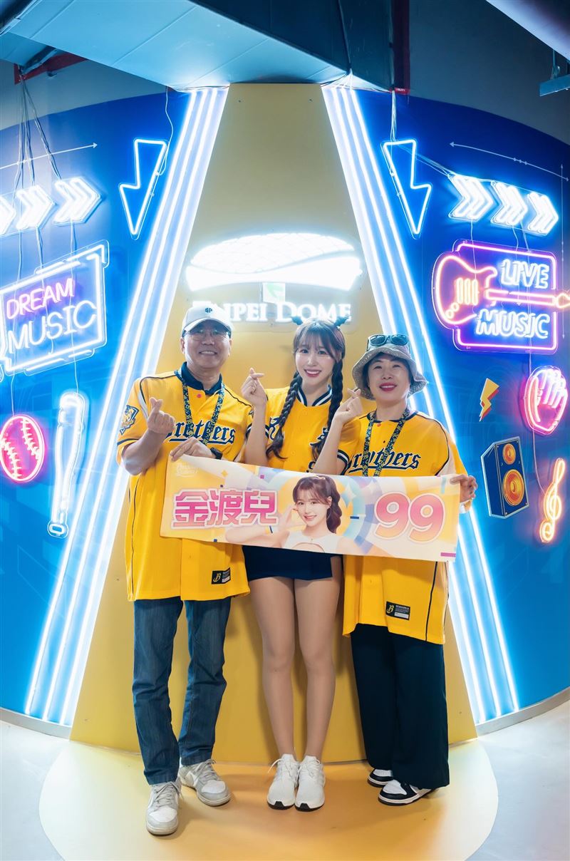 金渡兒特地貼出父親與媽媽一同來台替她加油應援的照片(圖/翻攝自Threads @doa_1224)