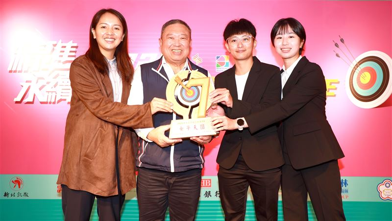 中華企業射箭聯賽頒獎典禮,女子天團寒舍集團林佳恩、謝佩涓、方婉婷。(圖/射箭協會提供)