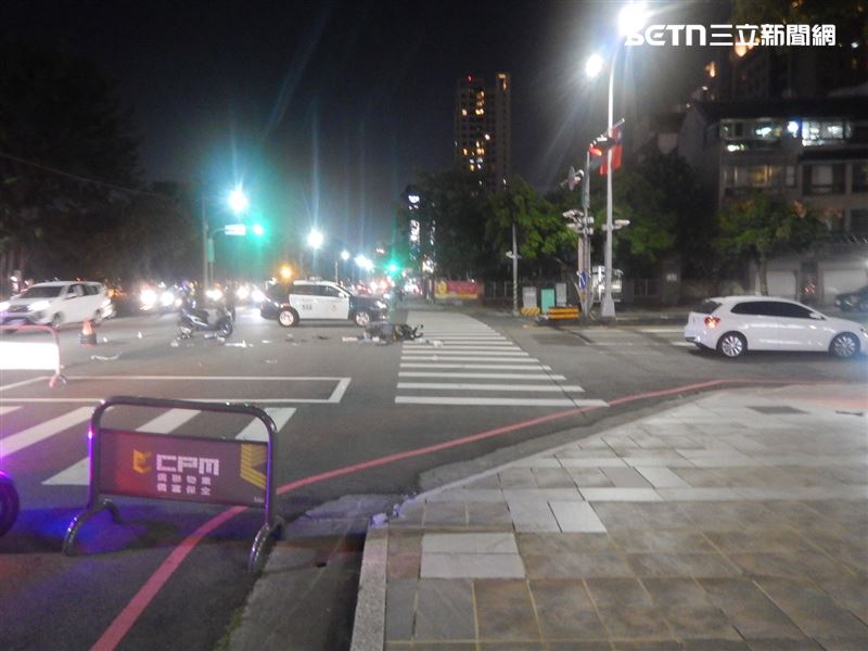 78 年次林姓女子駕駛自小客車沿山西路北向行駛,行經路口時與同向東行昌平路直行的兩輛普重機車發生碰撞。(圖/翻攝畫面)