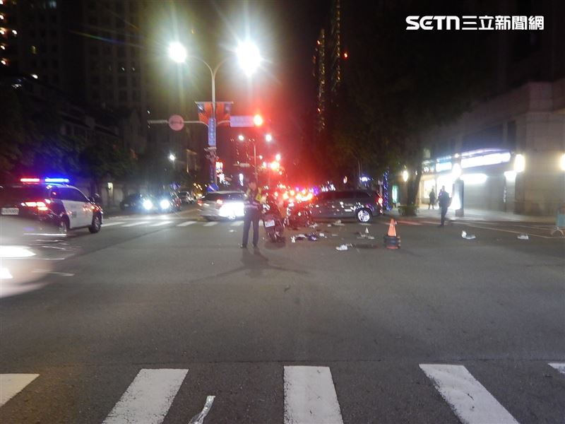 一名女子開車行昌平路與山西路口時,疑似闖紅燈,衝撞另向兩部機車,兩名男子傷勢嚴重,當場倒地、意識不清,經送醫搶救後仍回天乏術,該起車禍一共造成一死一重傷。(圖/翻攝畫面)