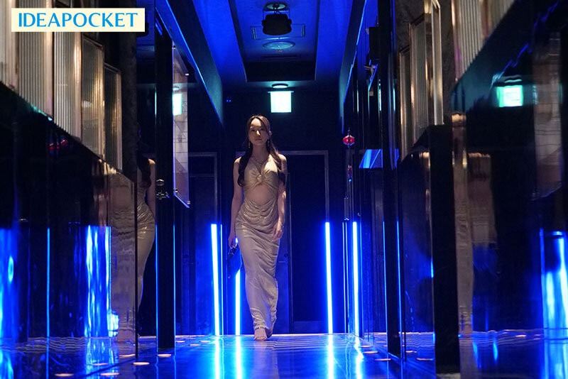 紫月雅是在酒店陪酒聊天的公關女王,透過各種檯面上和和檯面下的手段,讓她三個月就做到了一億日圓的業績。(圖/翻攝自X)